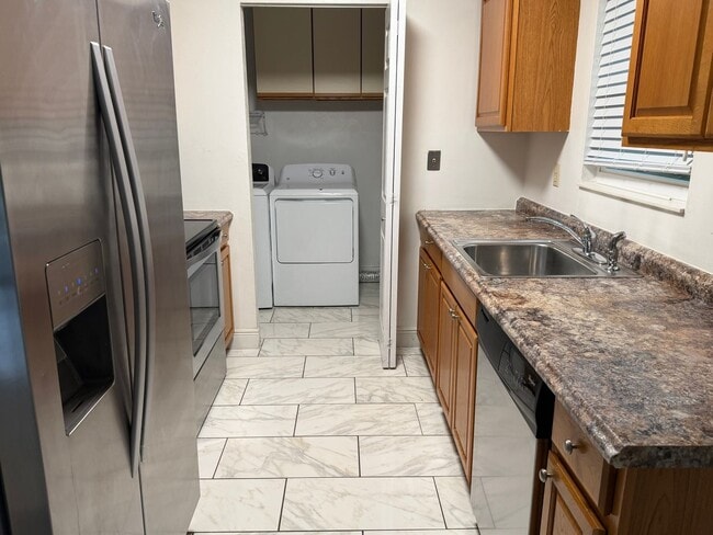 Foto del edificio - 290 S Old Kings Rd