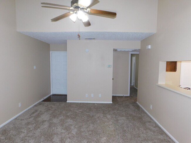 Building Photo - Country Hollow Condominiums