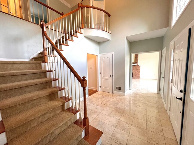 Building Photo - Pittsburgh - 5 Bedroom 3.5 Bathroom - Beau...