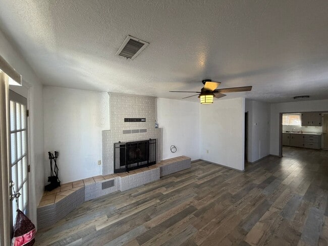 Building Photo - 2 Bed 2 Bath Home