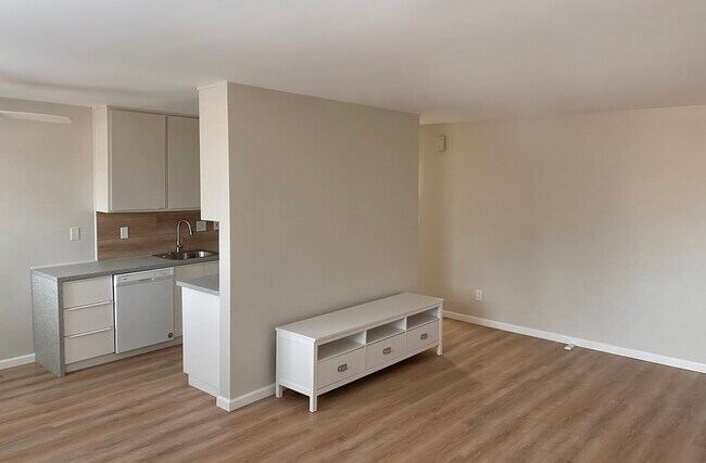 Foto del edificio - 17053 Roscoe Blvd