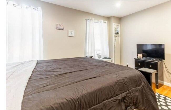 Building Photo - 310 Folcroft St