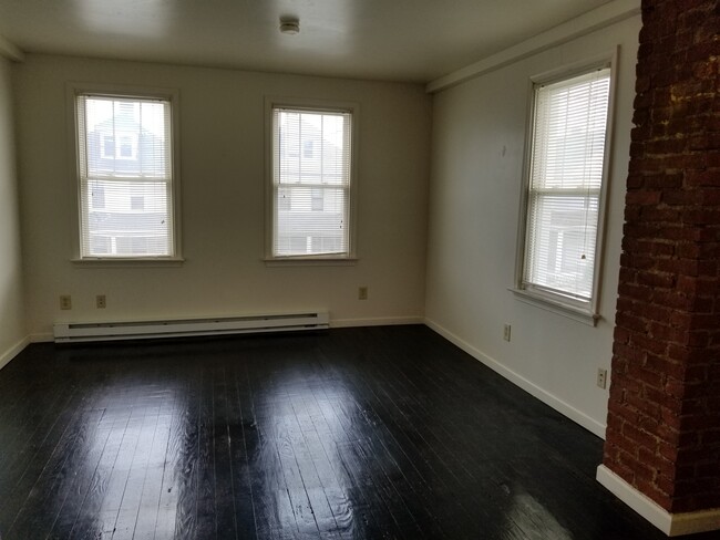 626 E. Middle St, Upper - Living Room - 626 E Middle St