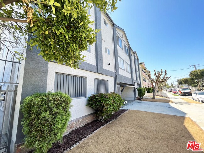 Foto del edificio - 11430 Cedar Ave