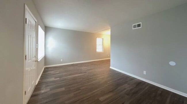 Building Photo - 1611 Buxton Rd