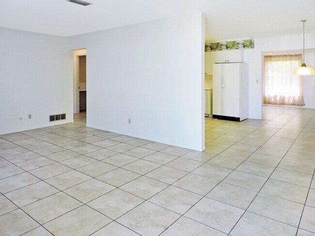 Foto del edificio - East Gate Annual Home for Rent