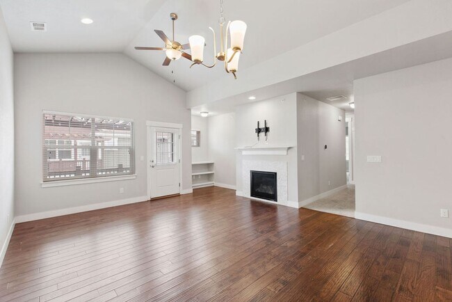 Foto del edificio - 5851 Dripping Rock Ln