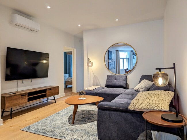 Building Photo - 4619 R. Saint-Denis