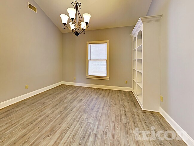 Building Photo - 242 Chisolm Cir