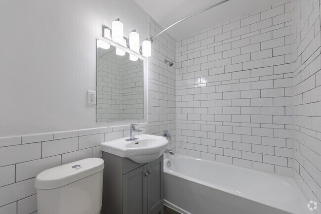 1BR, 1BA - 611SF - Bathroom - 318, 332 & 352 Patricia Avenue