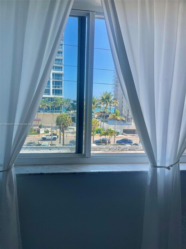 Foto del edificio - 6801 Harding Ave
