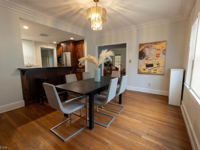 Foto del edificio - 4 Bedroom Home in Cleveland Heights