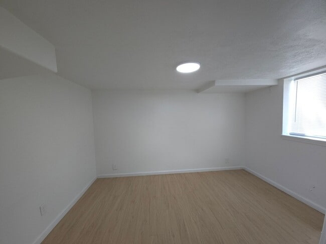 Building Photo - 2bd 1bth Basement Unit