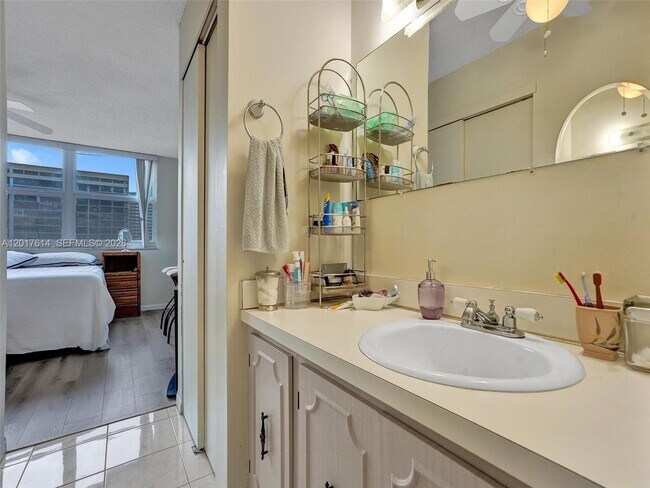 Foto del edificio - 3113 S Ocean Dr