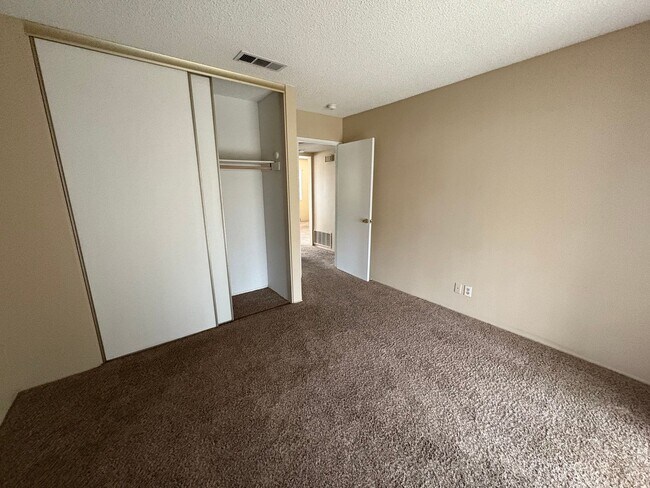 Foto del edificio - FOR RENT / 55+COMMUNITY