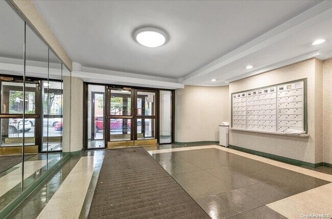 Foto del edificio - 98-10 64th Ave