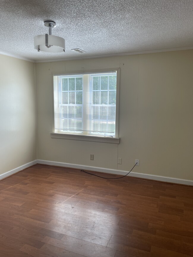 Dining area - 2103 Burins Dr