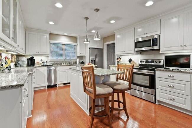 Building Photo - 302 Summerset Ln