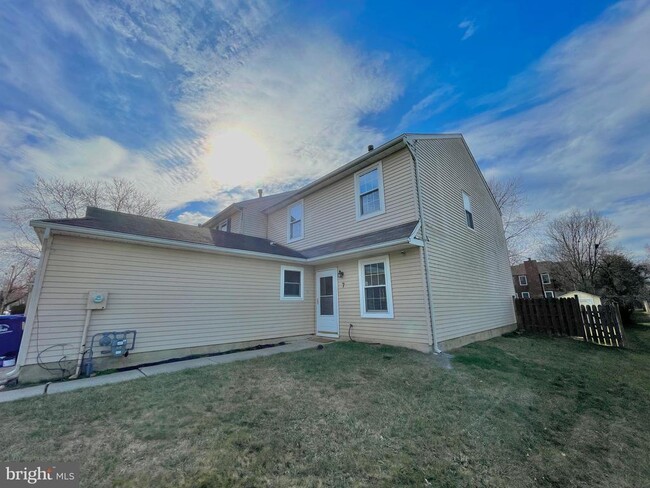 Building Photo - 7 N Hill Dr