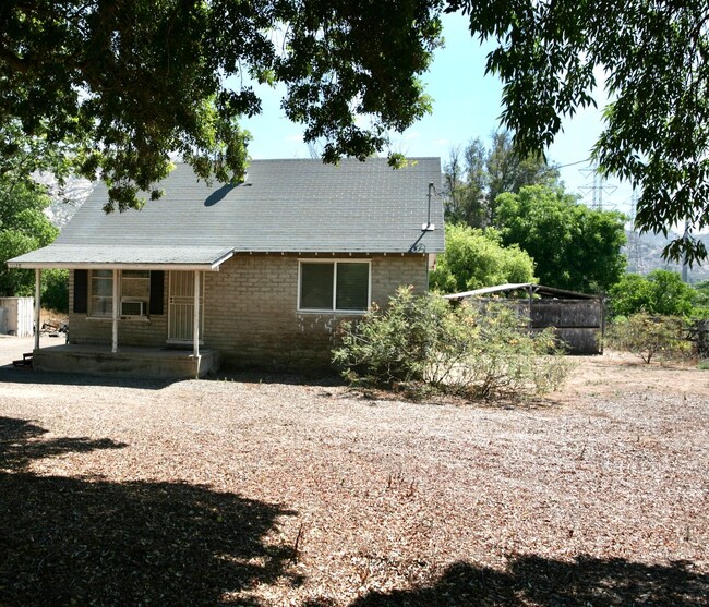Building Photo - 3 Br that is a little bit country