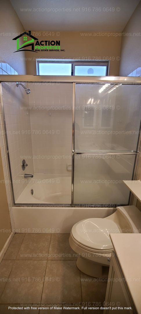 Building Photo - Central Roseville - 3 bedroom, 2 Bathroom ...