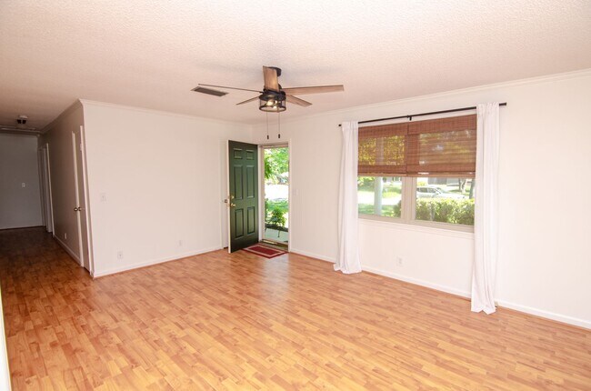 Building Photo - 905 Brink Pl