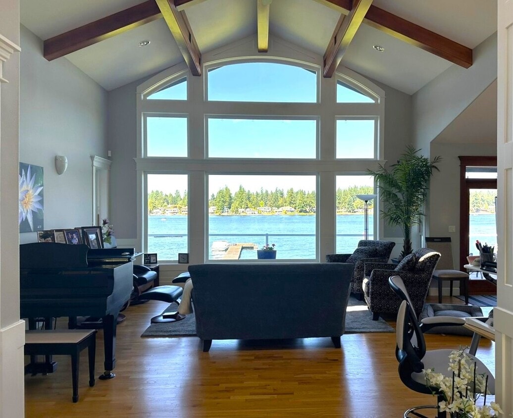 Foto principal - Lakefront Living at Its Best!
