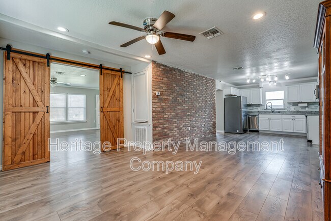 Building Photo - 479 S Sycamore Ave