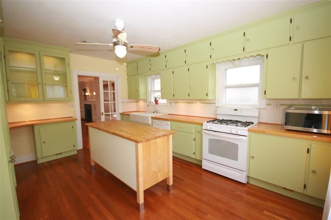 Foto del edificio - 1027 W Cottage St