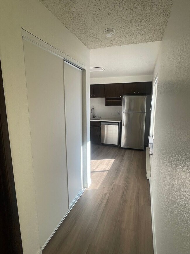 Building Photo - Adorable Remodeled 3 Bedroom Unit Centrall...