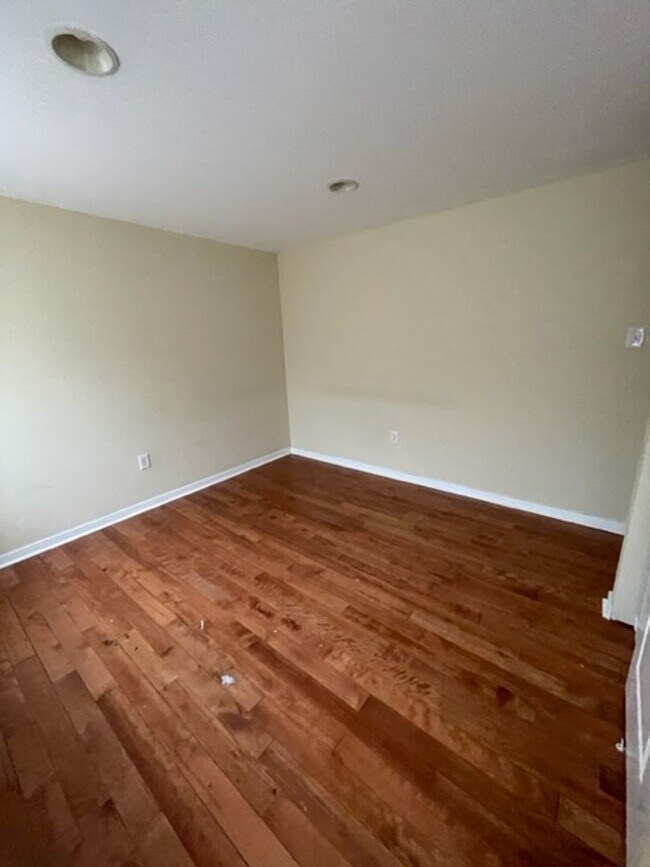 Building Photo - Renovated 2-Bedroom Apartment in the Heart...