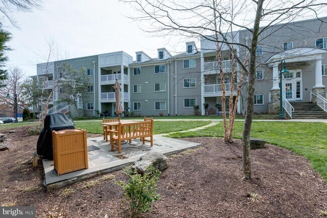 Building Photo - 4061 S Four Mile Run Dr
