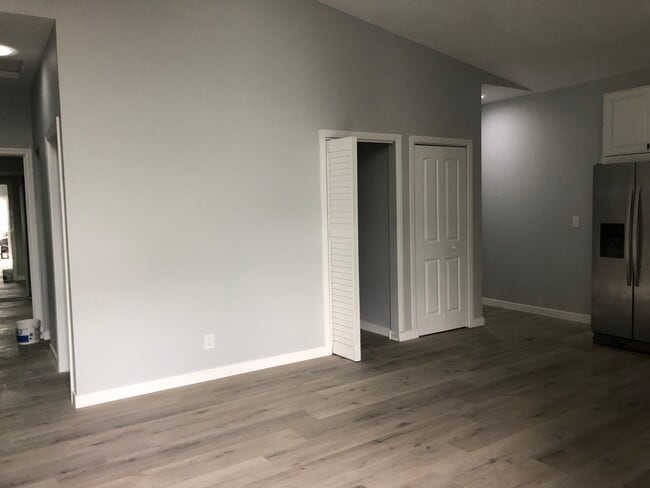 Building Photo - 207 Santa Clara Plz