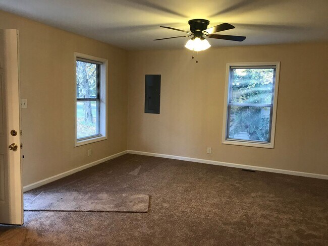 Building Photo - 3 Bedroom Home For Rent Near APSU!