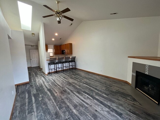 Building Photo - Fantastic Condo with Mountain Views