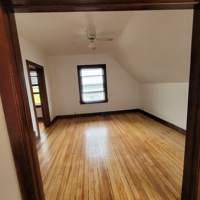 722 S 23rd St Unit B (Upper), Manitowoc, WI 54220 Apartments in