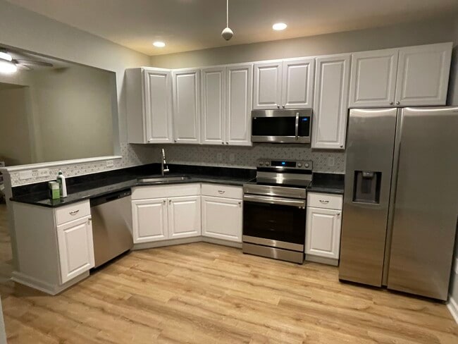 New kitchen with granite tops - 5557 Vista View Court