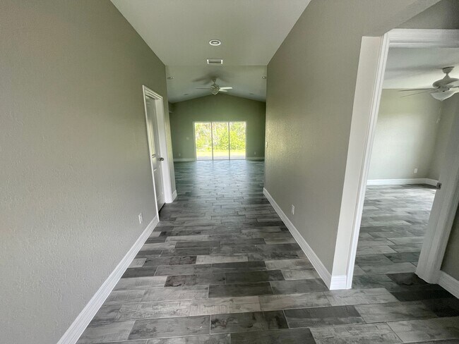 Building Photo - 315 Sweetwater Dr