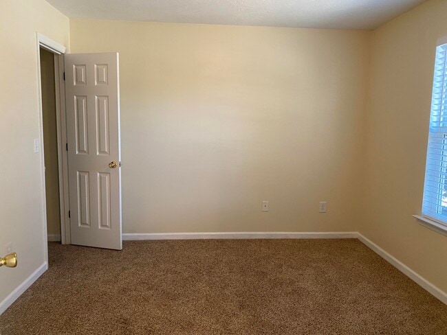 Building Photo - 167 Photinia Dr