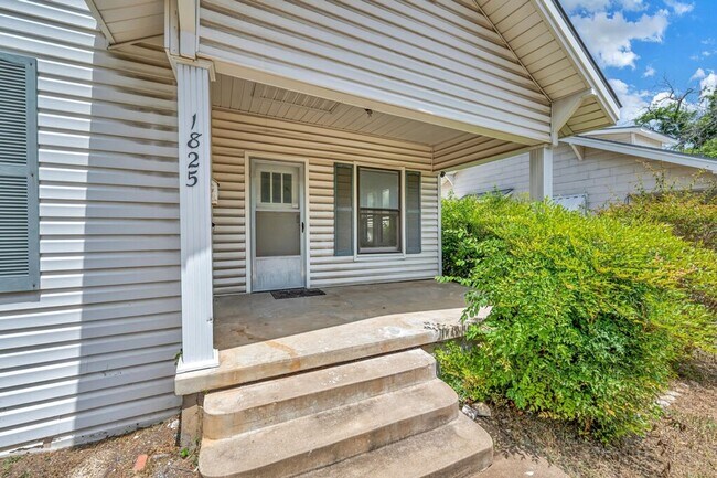 Foto del edificio - Spacious 3 Bed - 1 Bath House Near Downtown