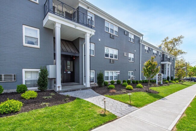 Foto del edificio - Woodland Hills Manor: In-Unit Washer & Dryer, Heat, Gas, Hot & Cold Water Included, and Cat & Dog...