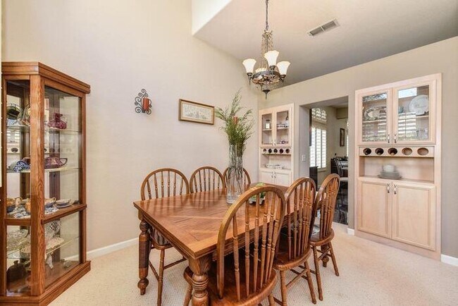 Building Photo - Beautiful 4 bedroom 2 bathroom home!