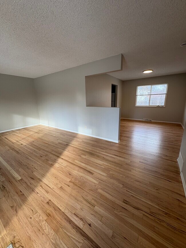 Sala de estar y comedor - 1312 Skyline Dr