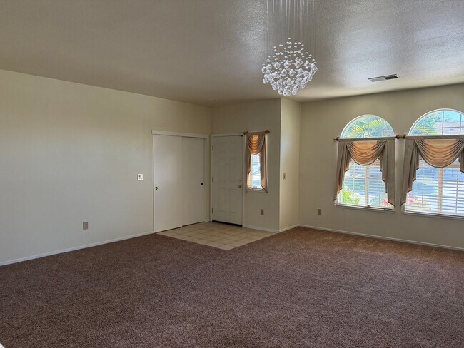 Building Photo - Beautiful 3 Bedroom, 2 Bath 1638 sqft. Sacramento Home for Rent.
