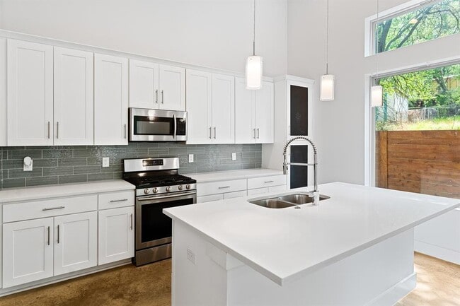 Building Photo - 1609 J J Seabrook Dr