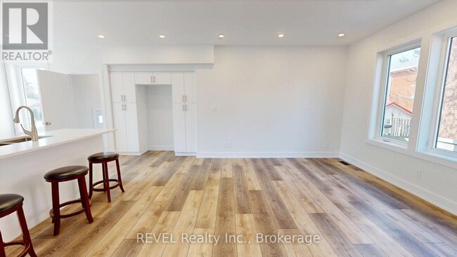 Building Photo - 204 Queenston St
