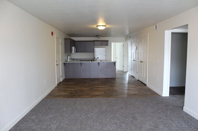 Building Photo - 827 E 550 S