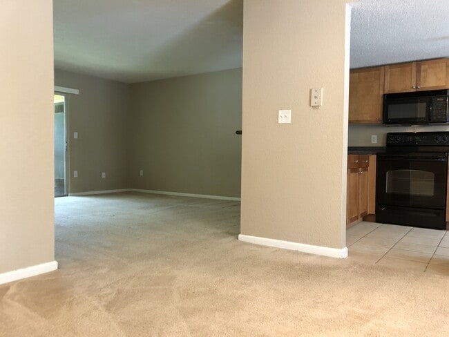 Building Photo - Discover the charm of this beautifully renovated 1-bedroom, 1-bathroom condo at Creeks Edge