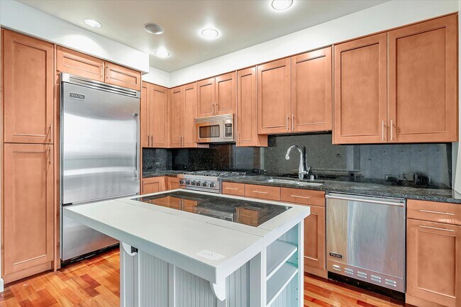Building Photo - 10650 NE 9th Pl