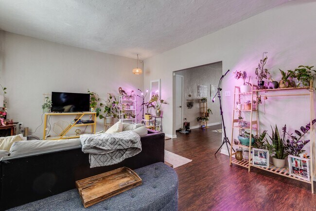 Foto del edificio - AVAILABLE AUGUST - Check out this 3 bedroo...